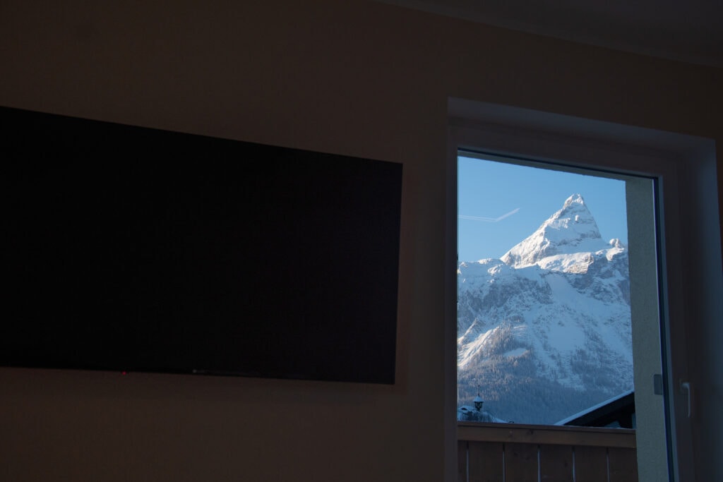 Blick auf die Sonnenspitze aus der Wohnung im Winter